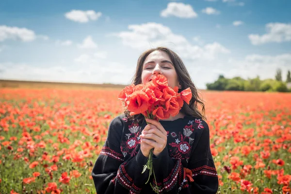 Modelo Caucasiano Desfrutar Vida Campo Papoula Dia Ensolarado Estilo Vida — Fotografia de Stock