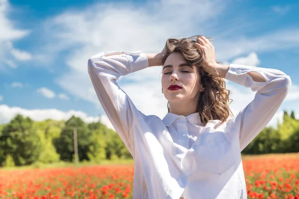 Ukrajinská Mladá Dáma Bílé Blůze Poli Máku Letní Čas — Stock fotografie