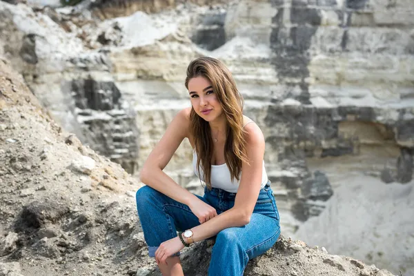 Modelo Feminino Jovem Posando Descansando Fora Pedreira Areia Mulher Atraente — Fotografia de Stock