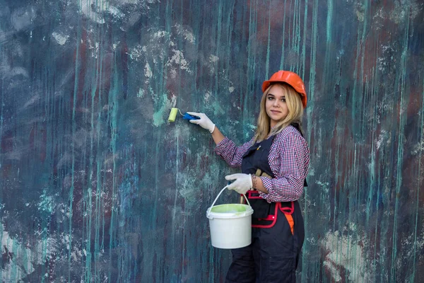 Mujer Bonita Uniforme Casco Sosteniendo Pintura Rodillo Preparándose Para Renovar — Foto de Stock
