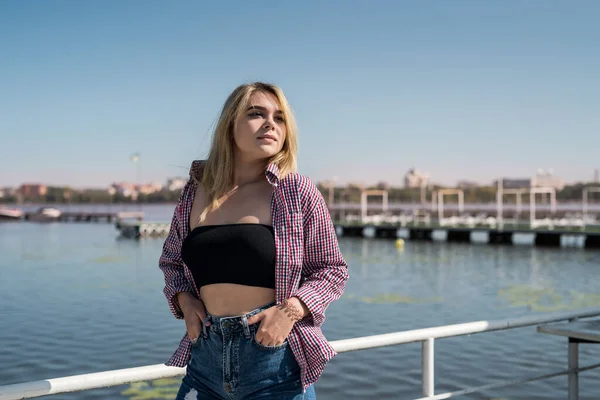 Mujer Bastante Joven Ropa Casual Pie Parque Ciudad Cerca Del — Foto de Stock