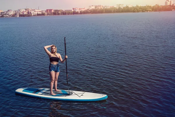 Charm Giovane Donna Paddle Board Supat Lago Della Città Vacanza — Foto Stock