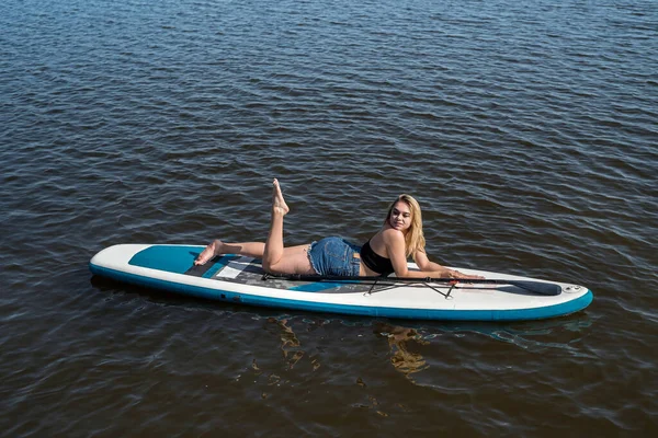 Jolie Jeune Femme Allongée Sur Une Planche Sup Lors Une — Photo