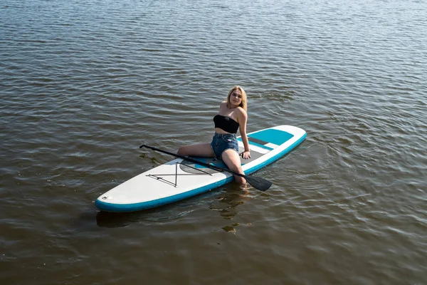 Mulher Bonita Sentado Relaxante Prancha Jantar Hora Verão — Fotografia de Stock