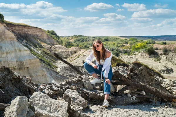 Ritratto Bella Donna Moda Viaggiatrice Deserto Relax Sulla Sabbia Calda — Foto Stock