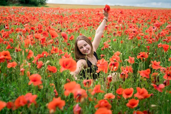 Menina Bonita Ucraniana Desfrutando Flores Campo Hora Verão — Fotografia de Stock