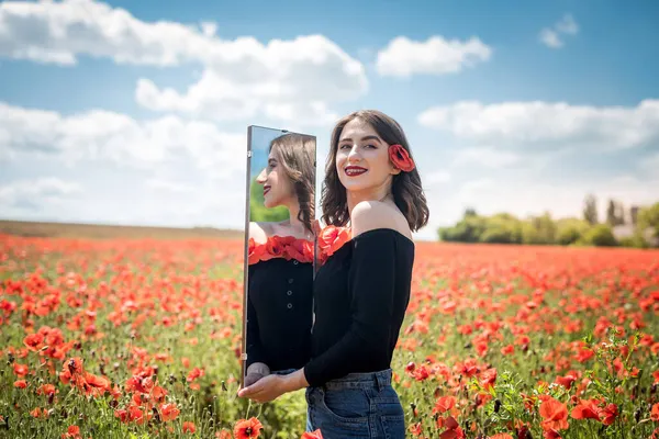 Jovem Caminhando Campo Papoula Vermelha Hora Verão Desfrute Liberdade Natureza — Fotografia de Stock