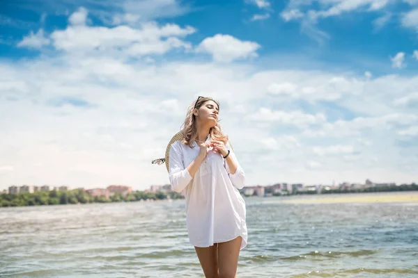 Όμορφη Ξανθιά Σέξι Κυρία Στέκεται Στο Ζεστό Νερό Απολαύστε Ηλιόλουστη — Φωτογραφία Αρχείου