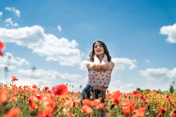 Retrato Jovem Campo Papoilas Vermelhas Desfrutar Passar Tempo Natureza — Fotografia de Stock