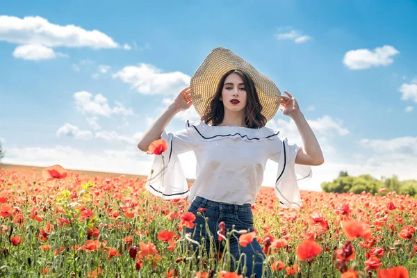 Hermosa Dama Ucraniana Sola Sombrero Paja Campo Amapolas Flores Sexy —  Fotos de Stock