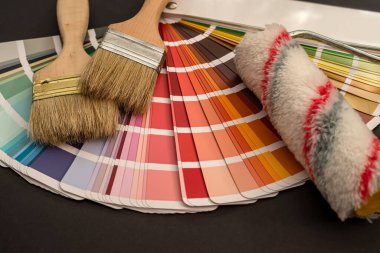 Tasarım için farklı renk ve tonlarda palet üzerine boya fırçaları