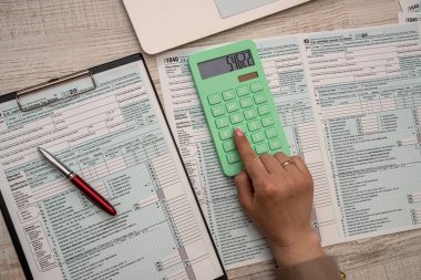 Kadın elleri bireysel gelir vergisi iadesi 1040, kağıt işleri konsepti