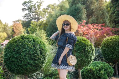 Doğada giyinmiş güzel kadınlar için yaz zamanı.