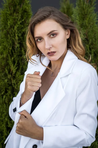 Joven Morena Feliz Traje Blanco Posando Naturaleza Cedro Blanco Hora — Foto de Stock