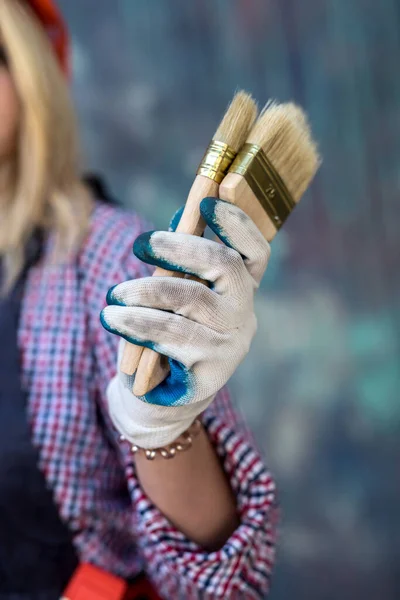 Rodillo Pintura Mano Femenina Cerca Pared Colorida Renovación — Foto de Stock