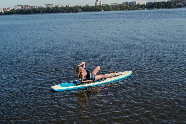 Jolie Jeune Femme Européenne Avec Planche Manger Sur Eau Rivière — Photo