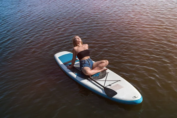 Ung Kvinnlig Surfare Liggande Sup Board Och Vila Naturen Frihet — Stockfoto