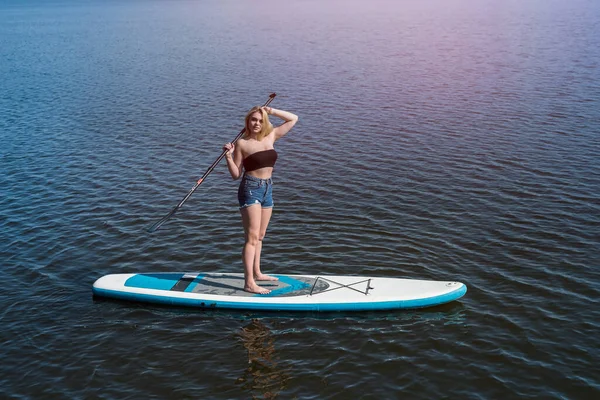 Menina Bonita Deitada Prancha Remo Água Lago Azul Escuro Conceito — Fotografia de Stock