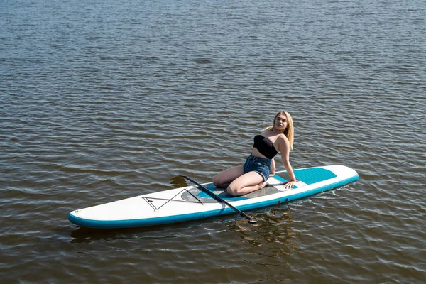 Jovem Mulher Relaxante Deitado Prancha Jantar Dia Quente Verão — Fotografia de Stock