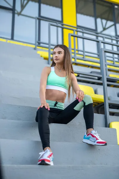 Mujer Joven Ropa Deportiva Está Sentado Una Silla Estadio Resr —  Fotos de Stock