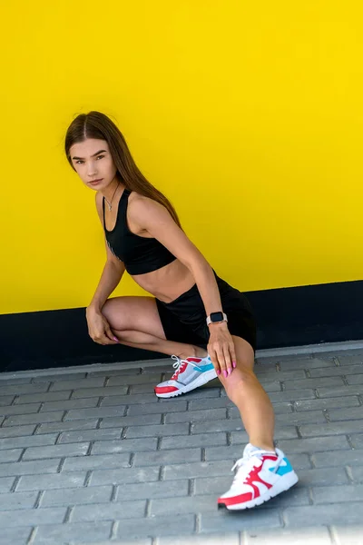 Femeie Atletică Atractivă Sport Negru Poartă Lângă Peretele Galben Stil — Fotografie, imagine de stoc