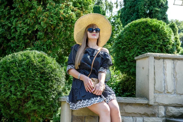 Ritratto Bella Donna Nel Giardino Estivo Stile Vita — Foto Stock