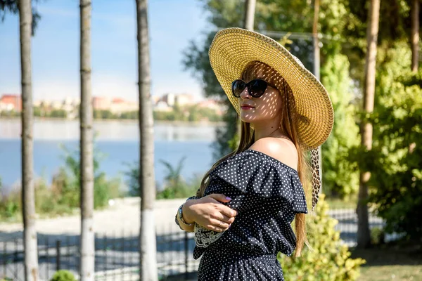 Mujer Llevar Vestido Azul Jardín Verano Estilo Vida — Foto de Stock