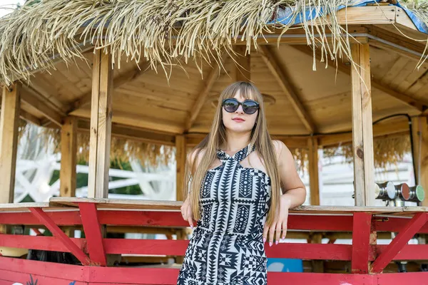 Mujer Joven Descanso Naturaleza Hora Verano — Foto de Stock