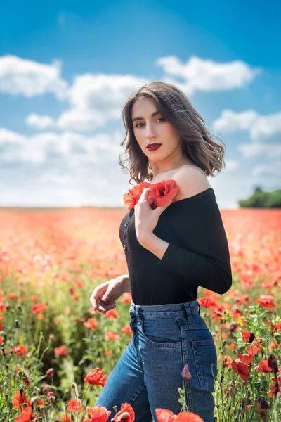 Bella Dama Disfrutar Del Tiempo Libre Campo Amapola Roja Día —  Fotos de Stock