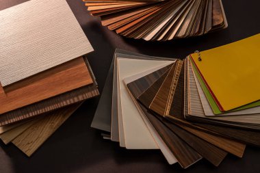 Koyu arkaplanda tahıl dokusuna sahip vinil örnekleri.