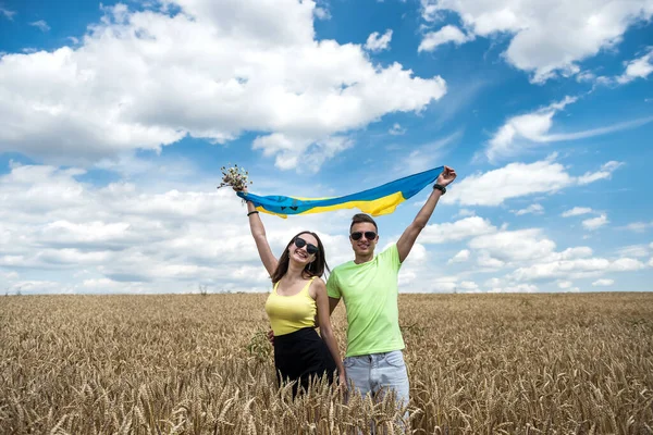 Molda Gelukkig Paar Met Vlag Van Ukraine Tarweveld Levensstijl — Stockfoto