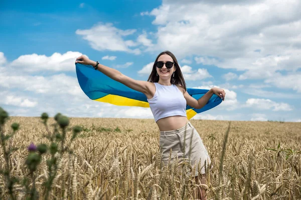 Vrij Slank Meisje Met Geel Blauwe Vlag Van Oekraïne Tarweveld — Stockfoto