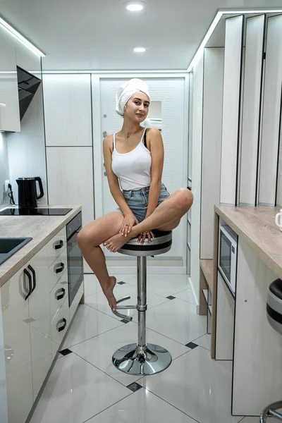 Joven Mujer Envuelta Toalla Blanca Cabeza Descansando Una Cocina —  Fotos de Stock