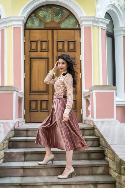 Jeune Femme Ukrainienne Tissu Élégant Près Bâtiment Couleur Moderne Sur — Photo