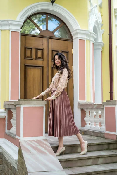 Jeune Femme Ukrainienne Tissu Élégant Près Bâtiment Couleur Moderne Sur — Photo