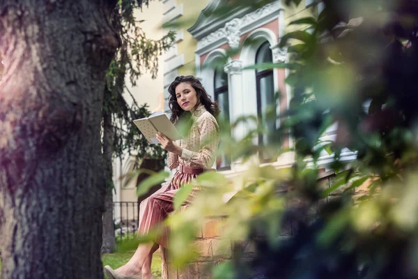 Porträt Hübsche Dame Der Nähe Von Farbe Stadtgebäude Freizeit — Stockfoto