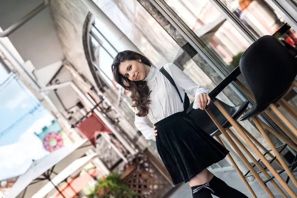 Genç ve güzel bir kadın şehir merkezinde yürüyor, keyifli bir tatil..