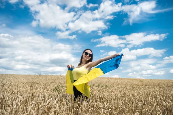 Jovem Mulher Magra Bandeira Azul Amarela Ucrânia Campo Trigo Verão — Fotografia de Stock