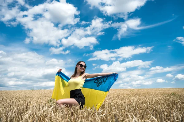 Ukraynalı Moda Kızı Yaz Mevsiminde Buğday Tarlasında Ulusal Bayrak Taşıyor — Stok fotoğraf
