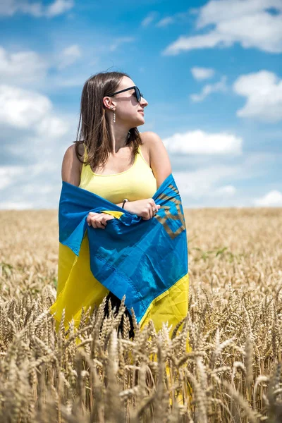 Jonge Slanke Vrouw Blauw Gele Vlag Van Oekraïne Tarweveld Zomer — Stockfoto