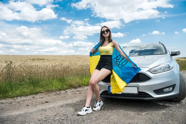 Feliz Bela Jovem Com Bandeira Ucraniano Perto Seu Carro Estrada — Fotografia de Stock