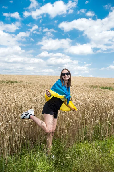 Mooie Jonge Vrouw Met Vlag Van Oekraïne Tarweveld Zomer Tijd — Stockfoto