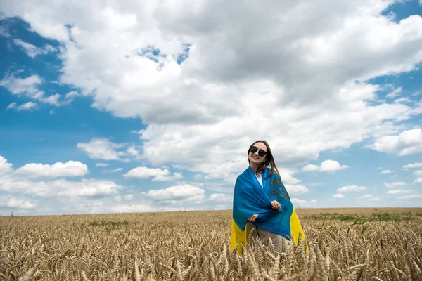 Mode Oekraïens Meisje Met Nationale Vlag Tarweveld Zomer — Stockfoto
