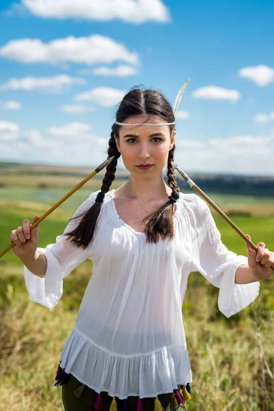 Indianerin Posiert Einer Natürlichen Umgebung Mit Pfeil Und Bogen Porträt — Stockfoto