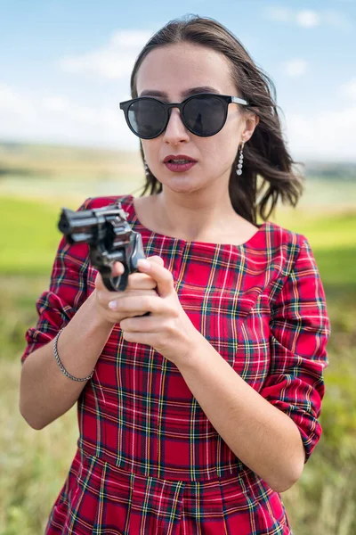 Sexy Szczupła Dziewczyna Czerwonej Sukience Trzymając Pistolet Przyrodzie Letni Styl — Zdjęcie stockowe