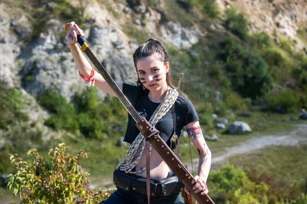 Vrouwelijke Krijger Poseren Met Machete Buiten Zomerse Levensstijl — Stockfoto