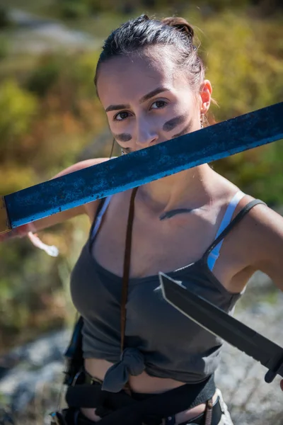 Kriegerin Posiert Mit Machete Freien Sommerlicher Lebensstil — Stockfoto