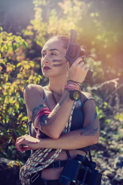 Молода Сексуальна Жінка Мисливець Верхній Частині Шорти Тримають Пістолет Природі — стокове фото
