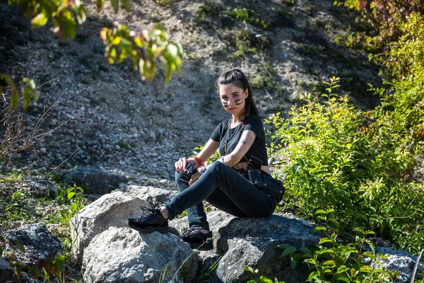 Ritratto Cacciatrice Breve Top Con Pistola Distogliendo Sguardo Nella Natura — Foto Stock