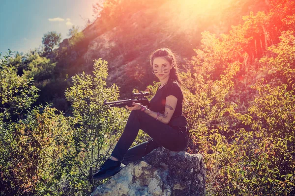 Mooie Vrouwelijke Jager Top Het Bos Met Wapen Wilde Natuur — Stockfoto